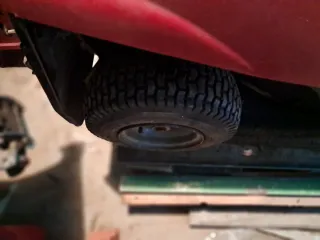 Tractor cortacésped rojo