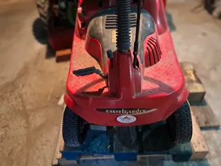 Tractor cortacésped rojo