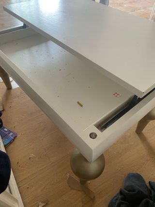 Mesa de salón elevable diseño blanco y dorado