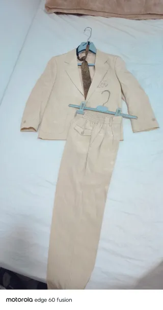 Traje de chaqueta y corbata beige