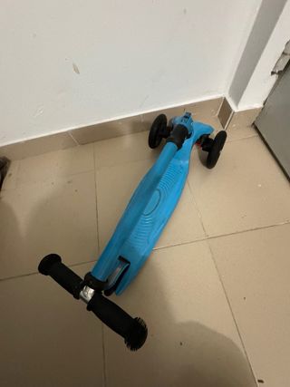 Patinete infantil azul con luces