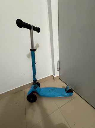 Patinete infantil azul con luces