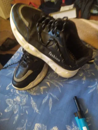 Zapatillas deportivas negras y blancas