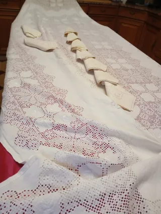 Mantelería Lagartera bordada  y deshilada artesana