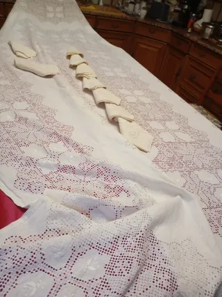 Mantelería Lagartera bordada  y deshilada artesana