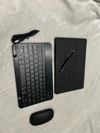 Tastiera, mouse e custodia per tablet