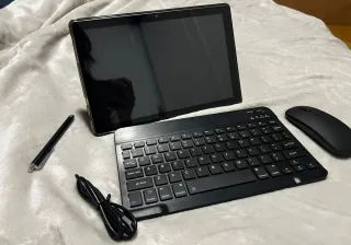 Tastiera, mouse e custodia per tablet