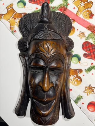 Maschera africana intagliata in legno