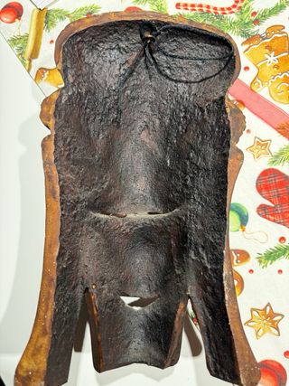 Maschera africana intagliata in legno