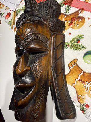 Maschera africana intagliata in legno