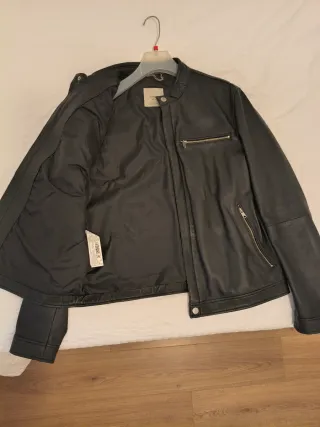 Chaqueta de piel negra