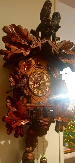 Orologio a cucù in legno intagliato