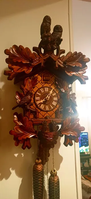 Orologio a cucù in legno intagliato