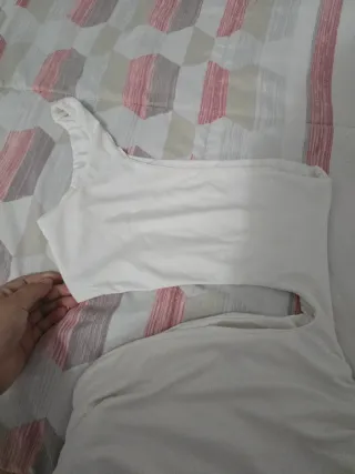 Vestido blanco asimétrico con cut-out