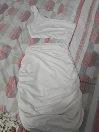 Vestido blanco asimétrico con cut-out