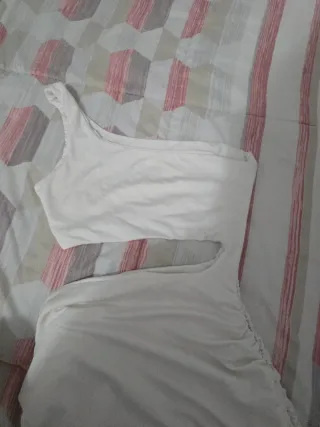 Vestido blanco asimétrico con cut-out