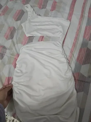 Vestido blanco asimétrico con cut-out