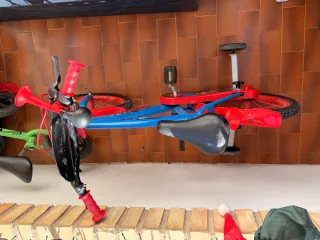 Rebajada.Bicicleta Spiderman 16 pulgadas azul y ro