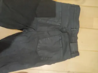 Pantalón Massimo Dutti negro engomado