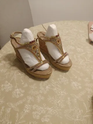 Sandalias doradas con pedrería