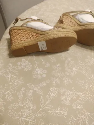 Sandalias doradas con pedrería