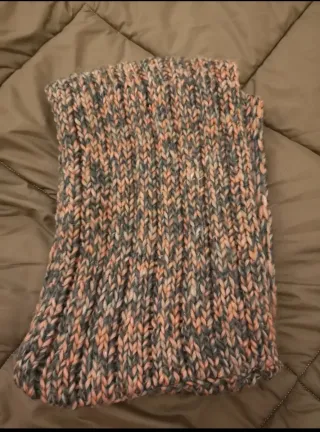 Gola de malha azul e rosa