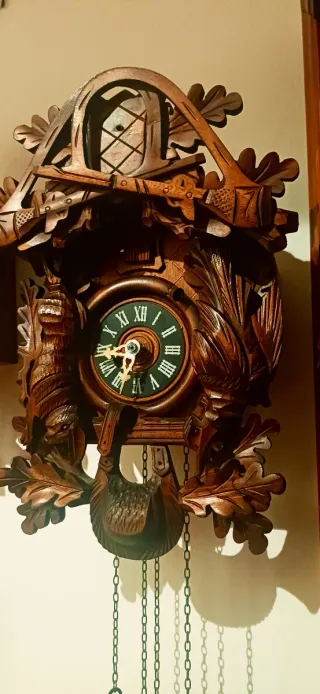 Orologio a cucù in legno intagliato