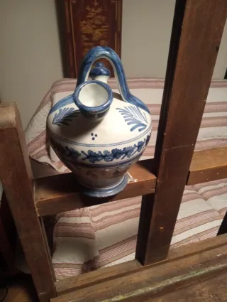 Botijo de cerámica azul y blanco. Talavera