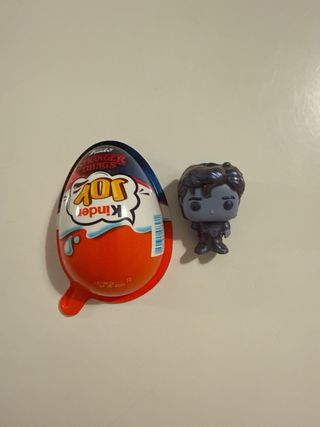 Funko Pop Dustin y Steve del reves Kinder Sorpresa