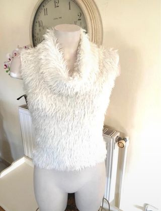 Suéter esponjoso crema sin mangas