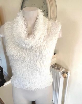 Suéter esponjoso crema sin mangas