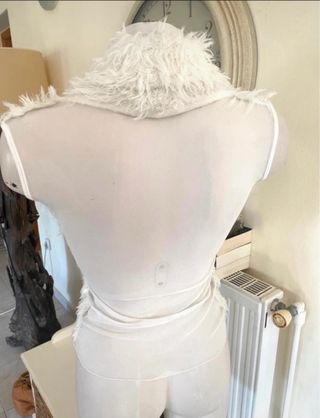 Suéter esponjoso crema sin mangas