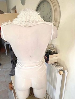 Suéter esponjoso crema sin mangas