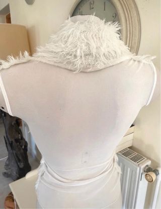 Suéter esponjoso crema sin mangas