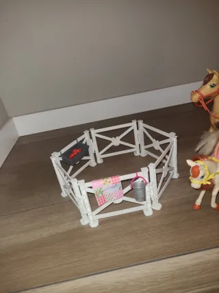 Barbie y Chelsea con caballos y accesorios