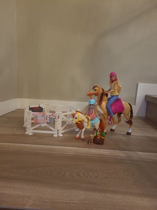 Barbie y Chelsea con caballos y accesorios