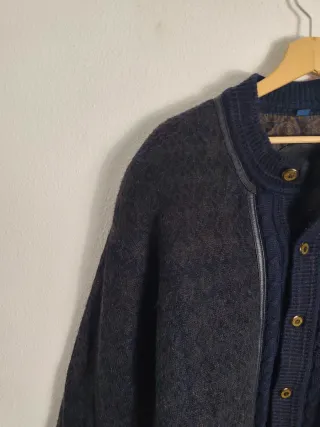 Chaqueta de punto azul y gris