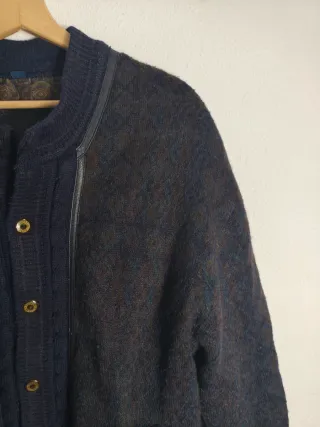 Chaqueta de punto azul y gris