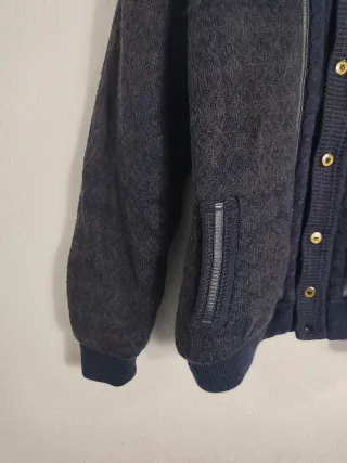 Chaqueta de punto azul y gris