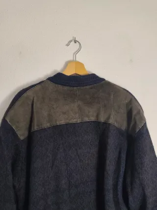 Chaqueta de punto azul y gris