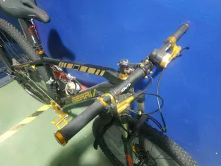 Bicicleta MTB Berria Negra y Dorada