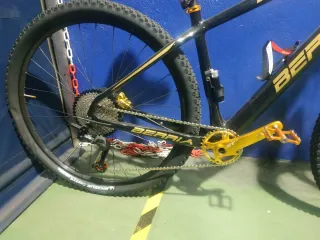 Bicicleta MTB Berria Negra y Dorada