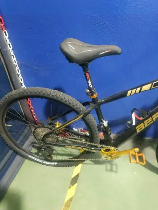 Bicicleta MTB Berria Negra y Dorada