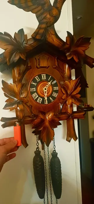 Orologio a cucù in legno intagliato