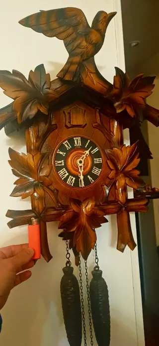 Orologio a cucù in legno intagliato