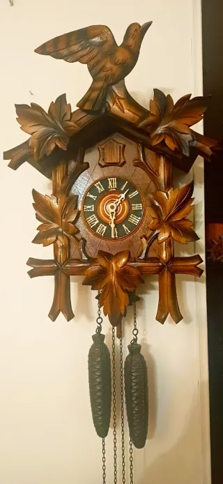Orologio a cucù in legno intagliato