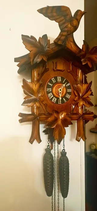 Orologio a cucù in legno intagliato