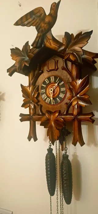 Orologio a cucù in legno intagliato