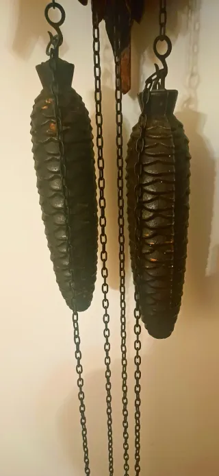 Orologio a cucù in legno intagliato