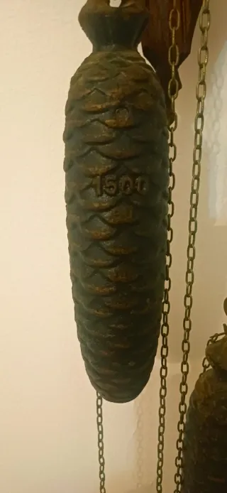 Orologio a cucù in legno intagliato